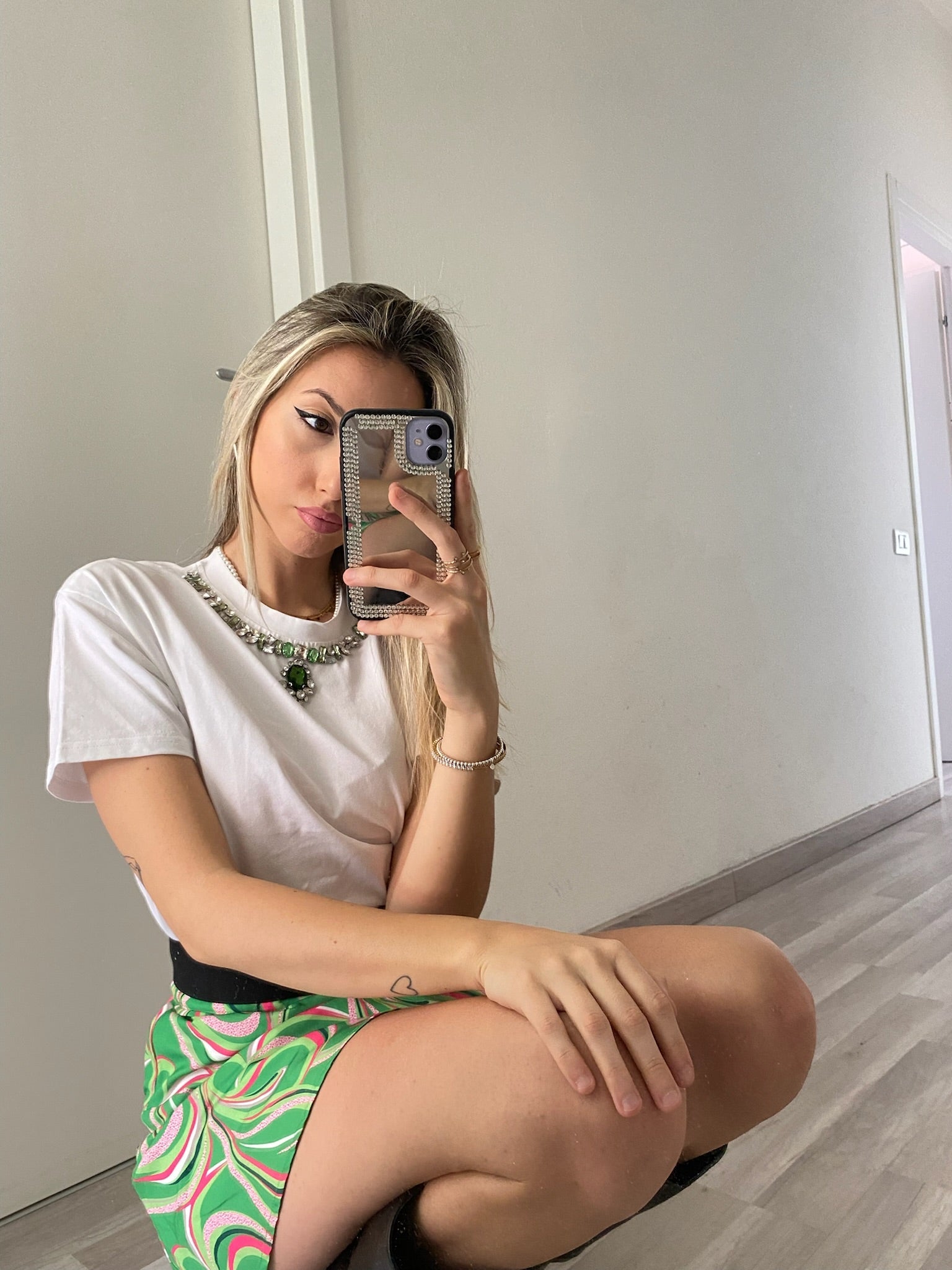 T-shirt con gioiello al collo verde