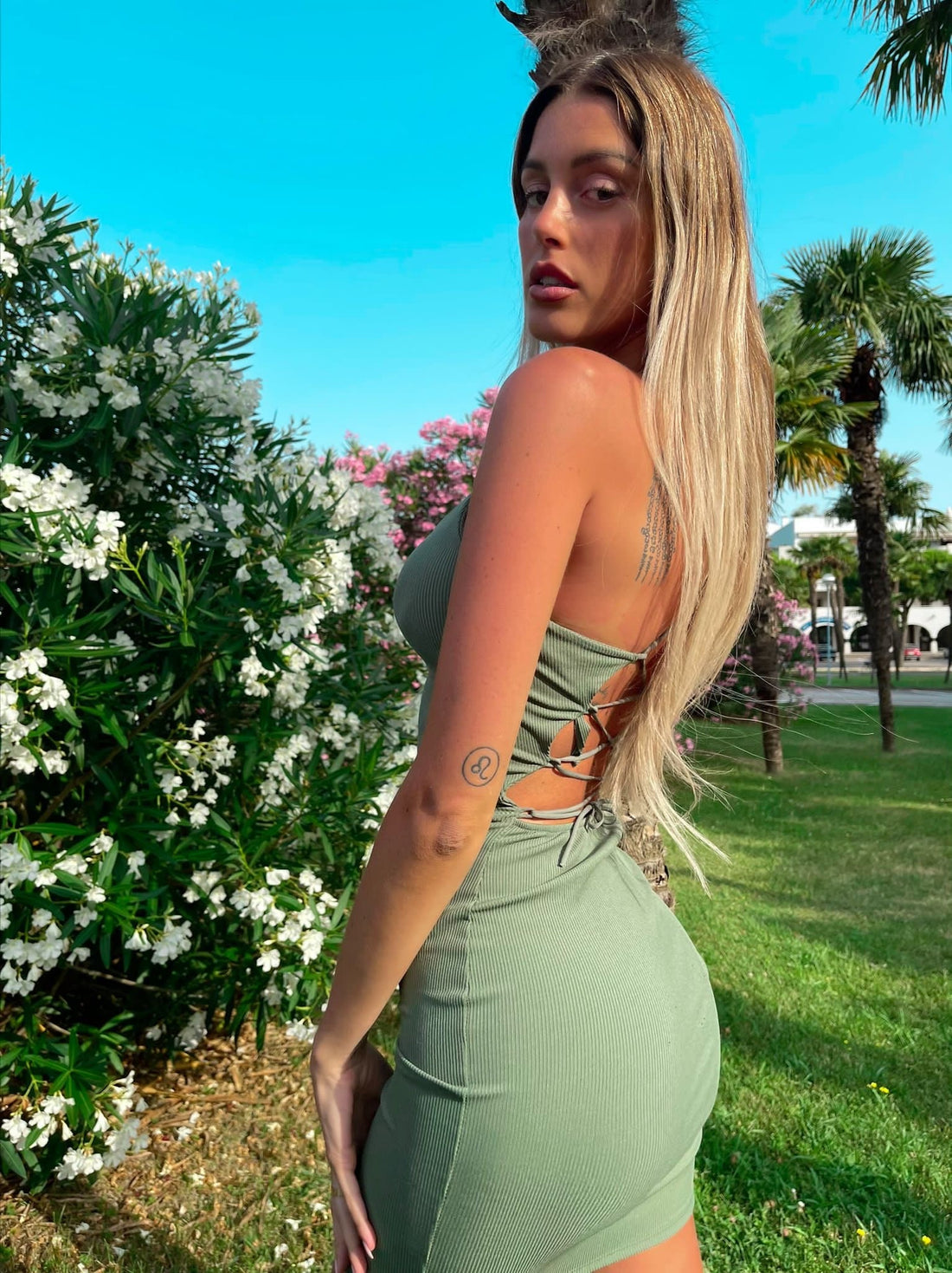 Abito aderente verde militare schiena incrociata