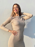 Abito beige con bottoncini oro