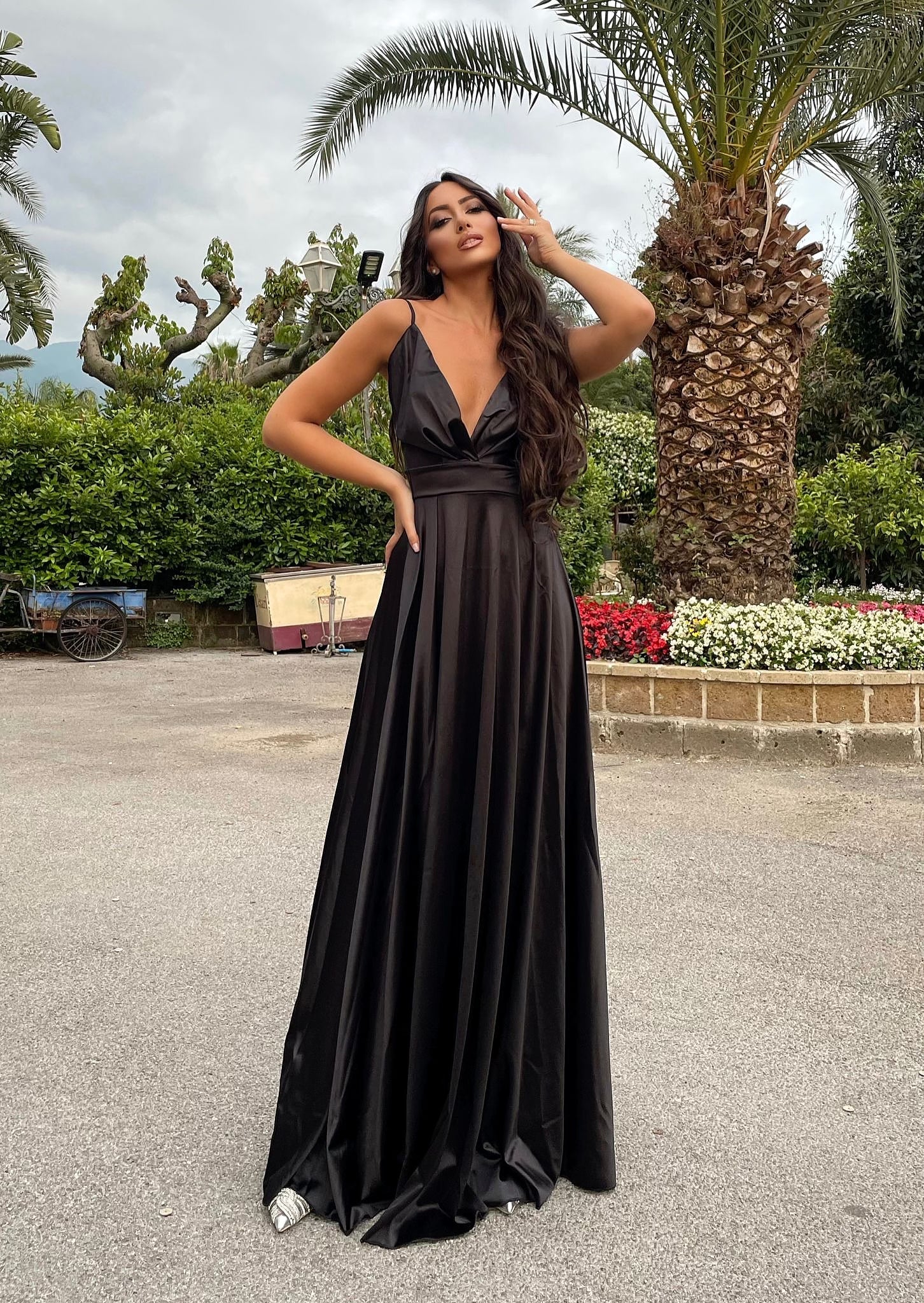 Abito in raso lungo con maxi gonna Nero