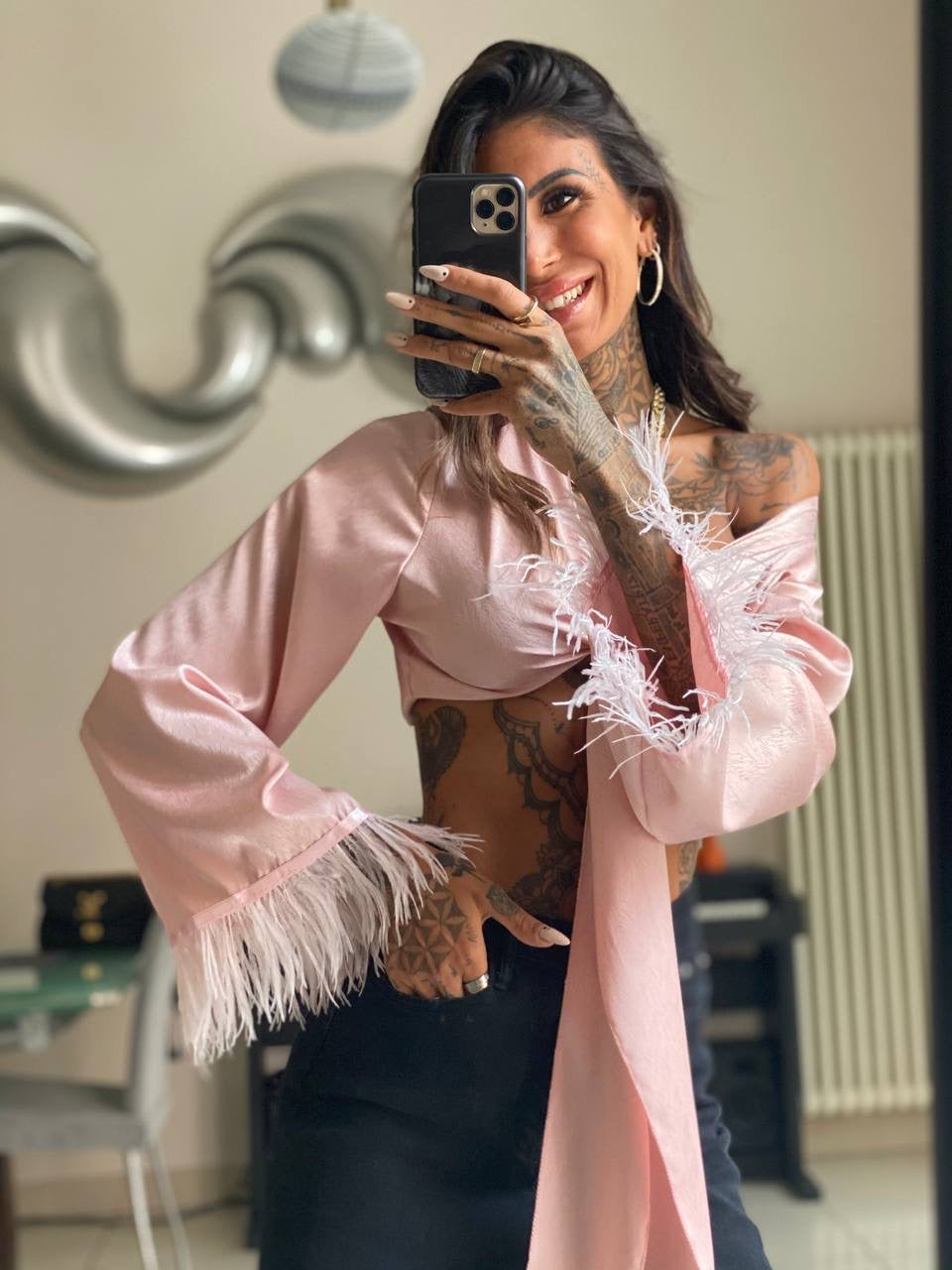 Camicetta con fiocco e piume rosa
