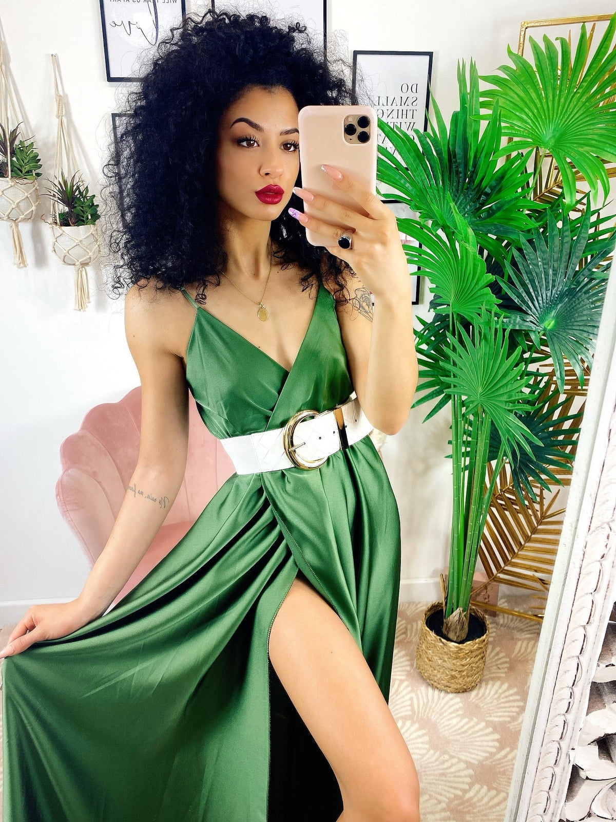 Abito in raso con maxi spacco verde