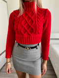 Maglione rosso a trecce