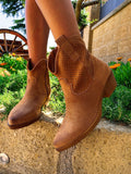 Stivaletto camel traforato con ricami