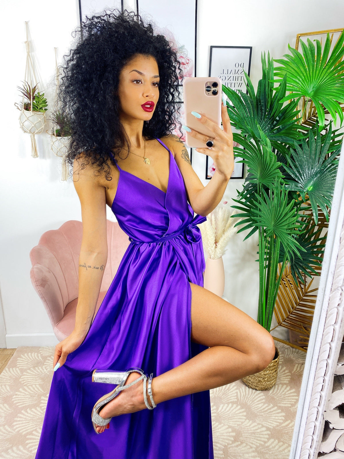 Abito in raso con maxi spacco viola