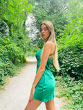 Abito a bretellina verde con incroci