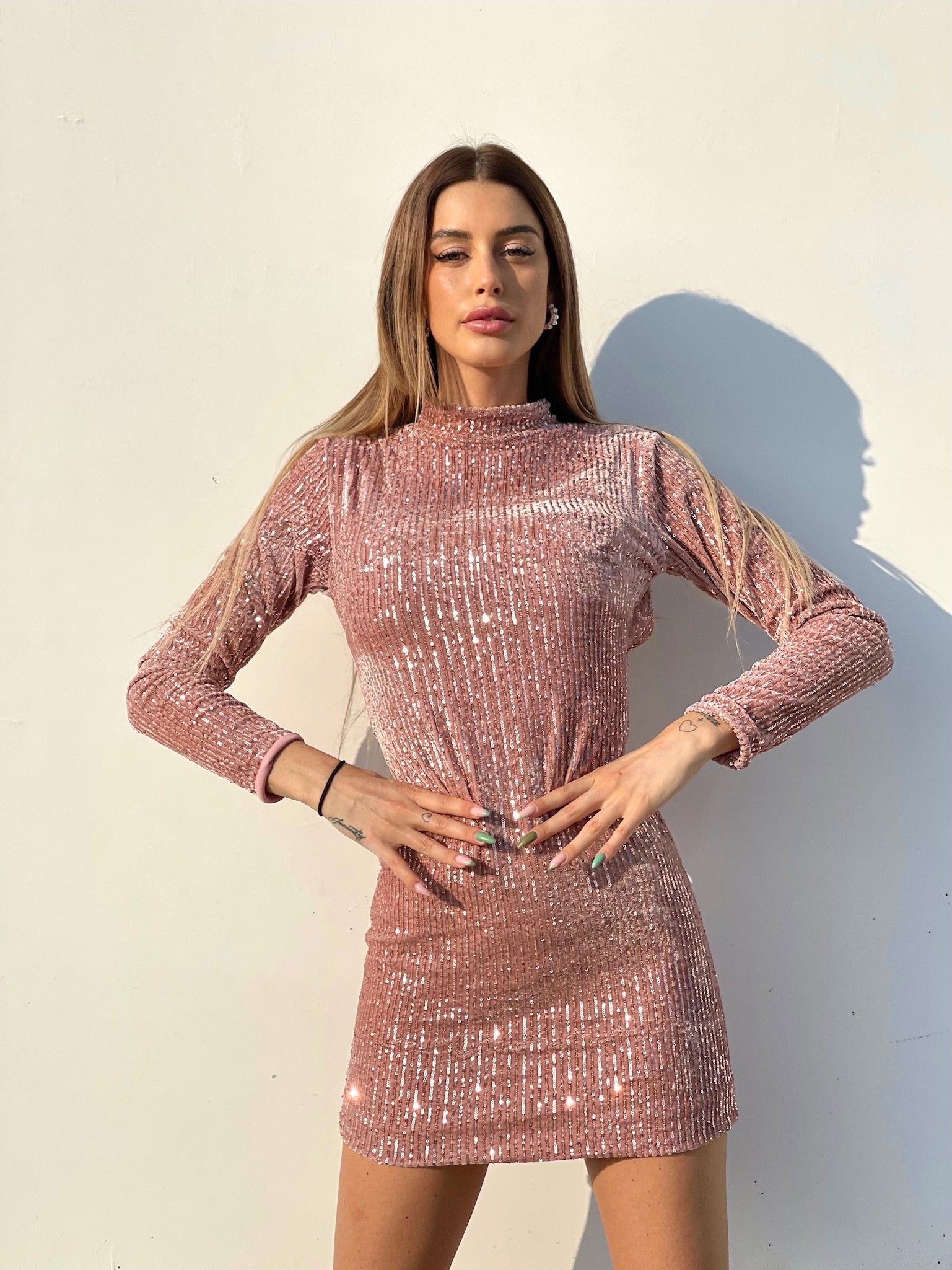 Abito schiena aperta in paillettes rosa