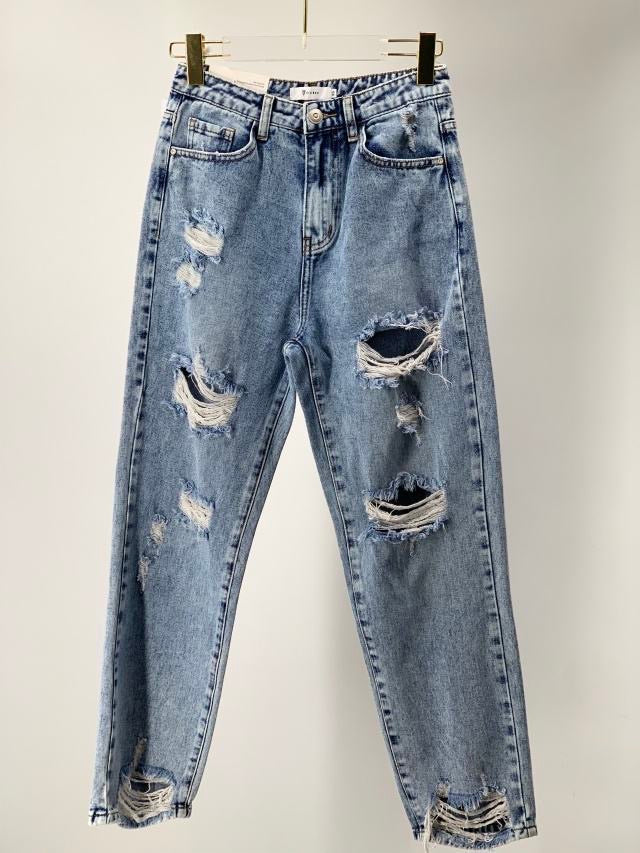 Jeans con strappi sfrangiato sotto