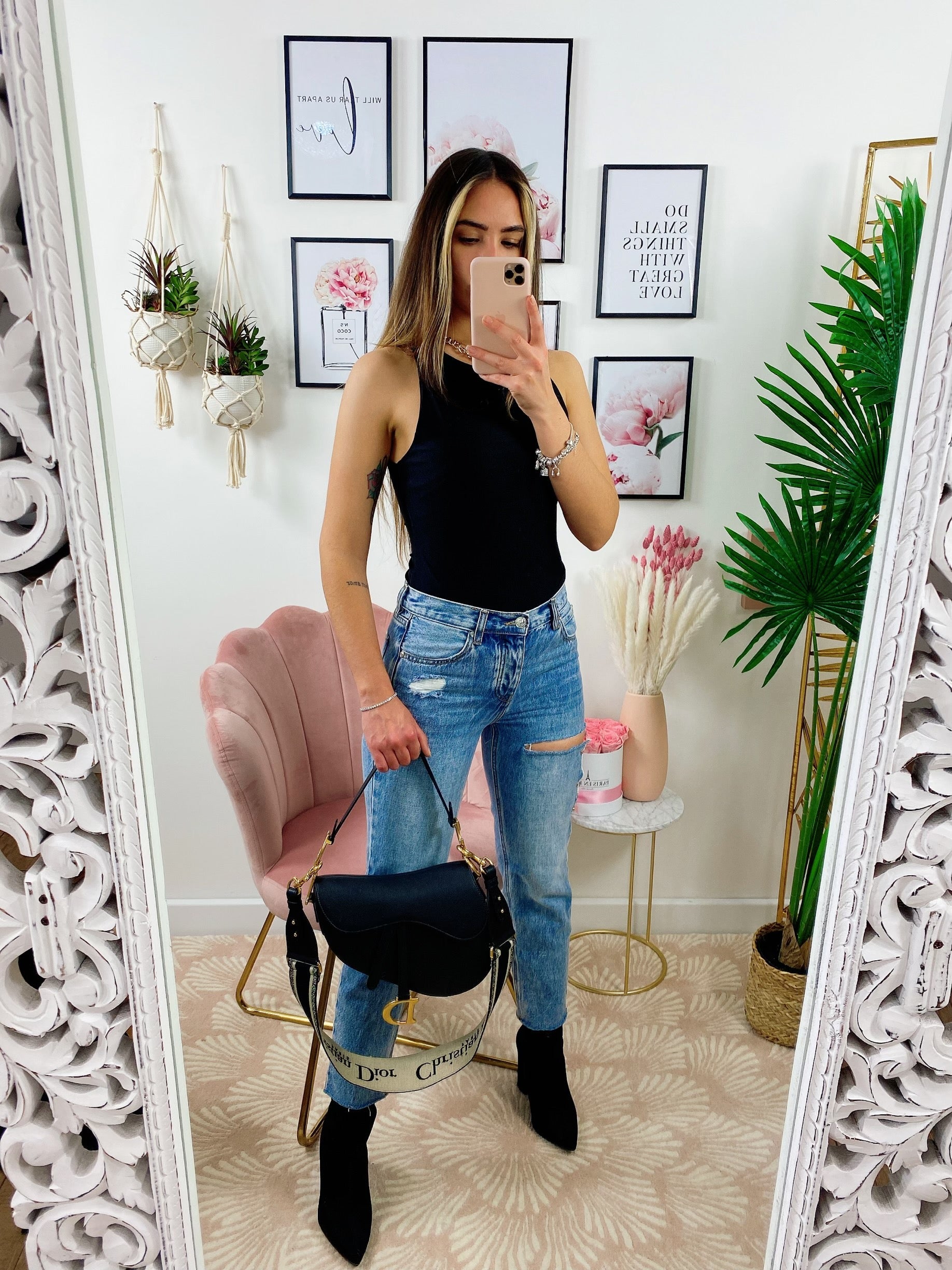 Jeans con spacco e spille