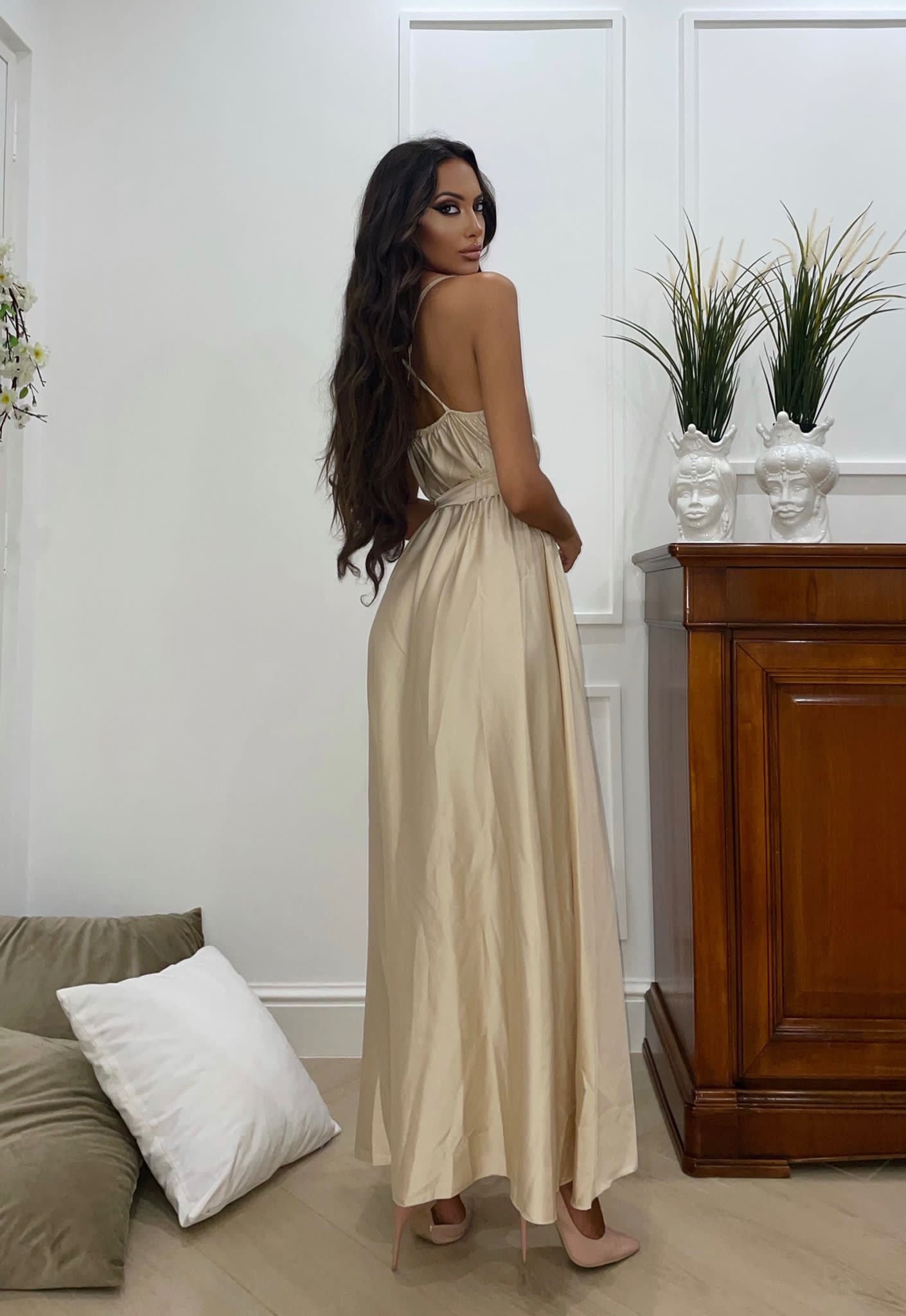 Abito in raso con maxi spacco champagne