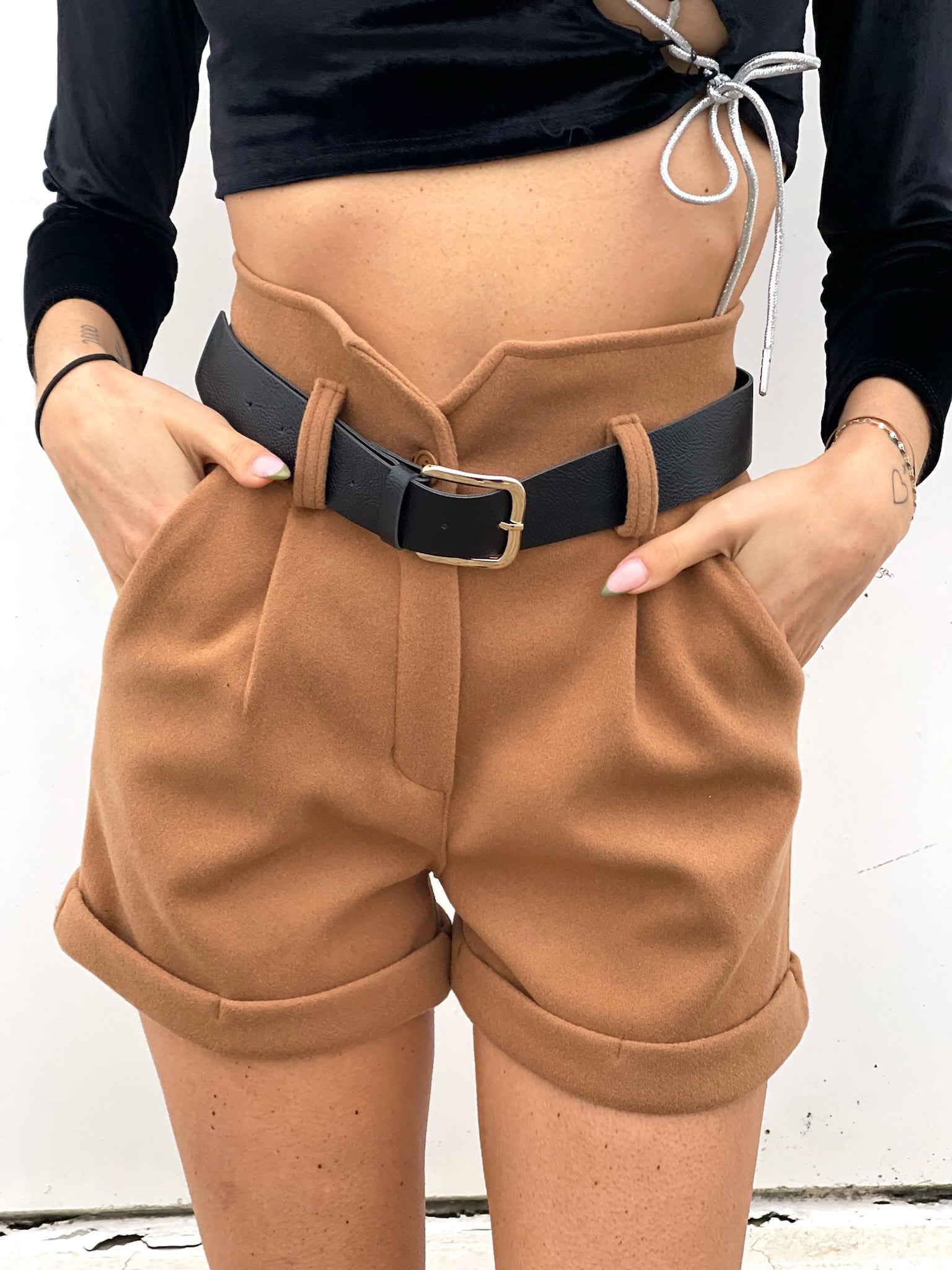 Short camel in panno con cintura