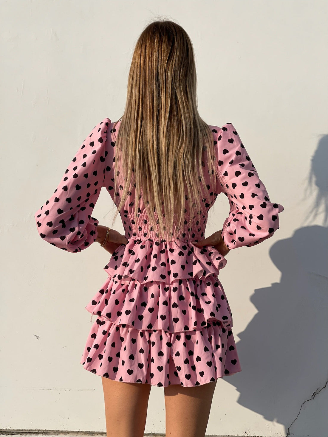 Abito a balze con cuori rosa