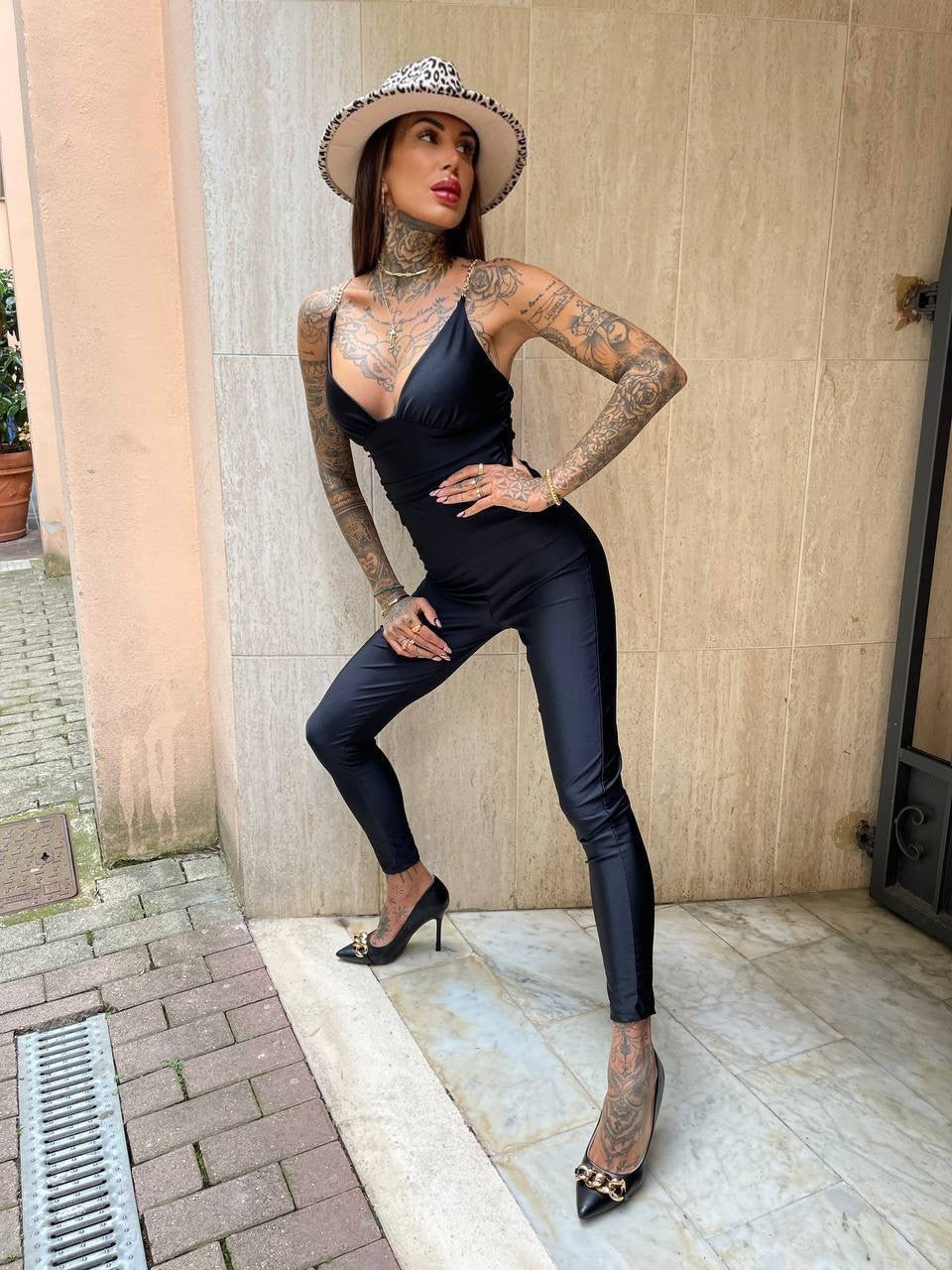 Tuta nera aderente spalline catena