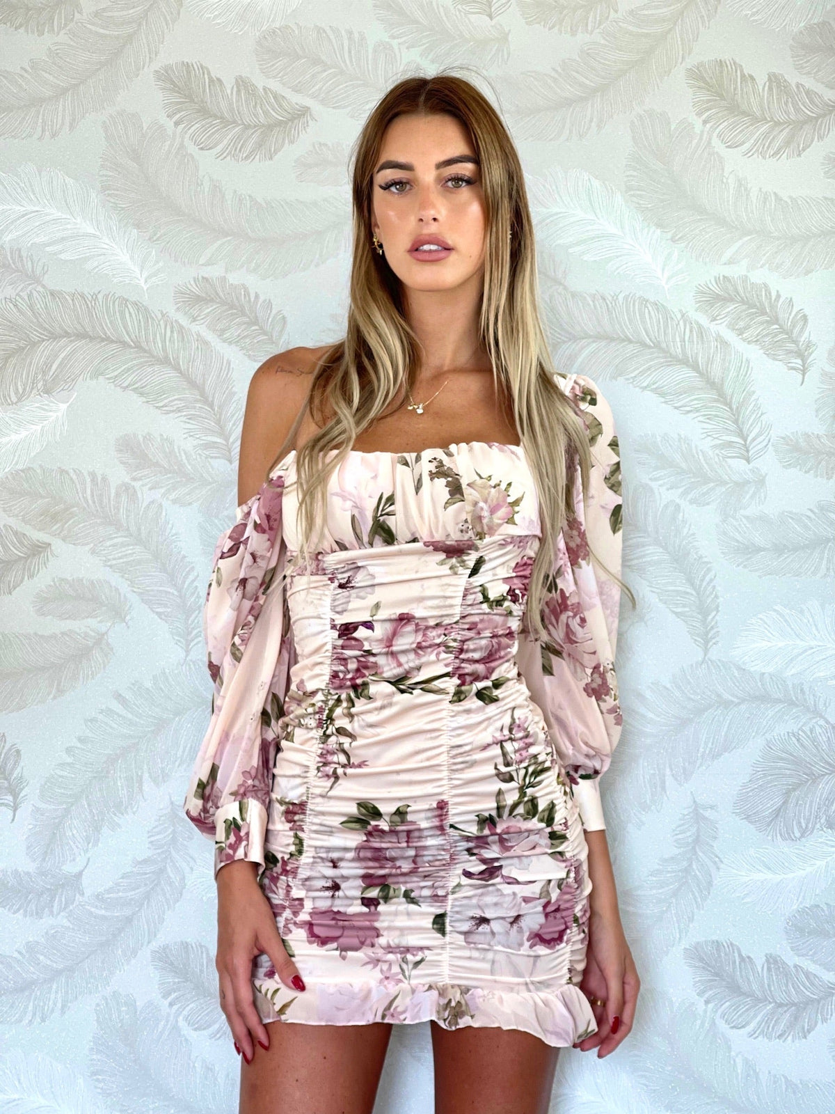 Abito arricciato con fiori rosa