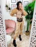 Pantalone con tasche laterali e cintura beige