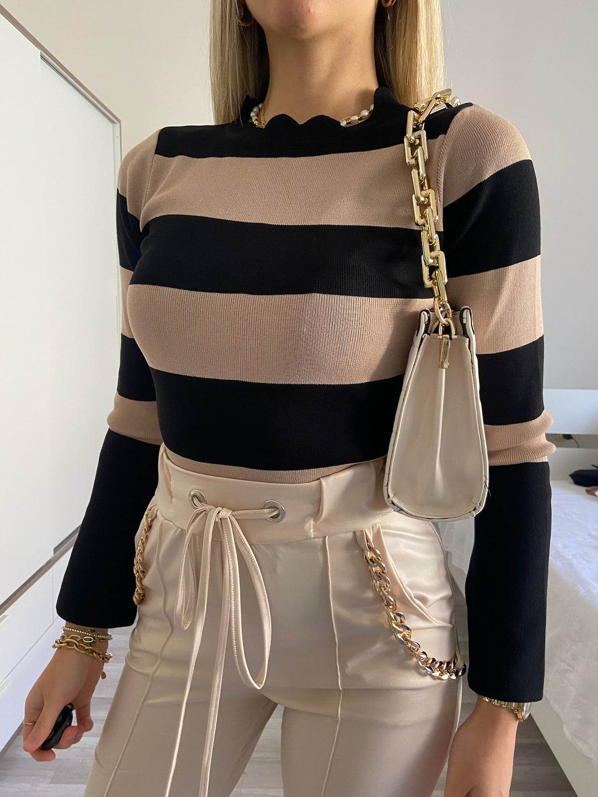 Maglione a righe con spacco nude Nero