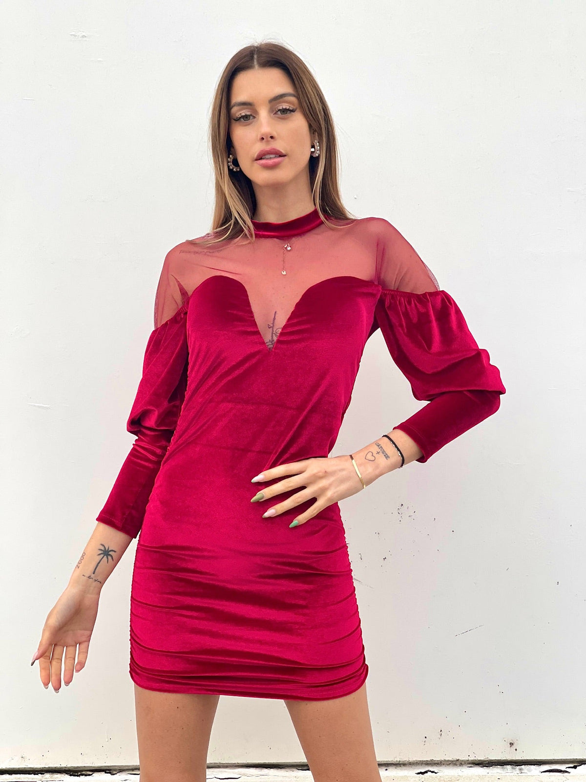 Abito in velluto rosso con maniche velate