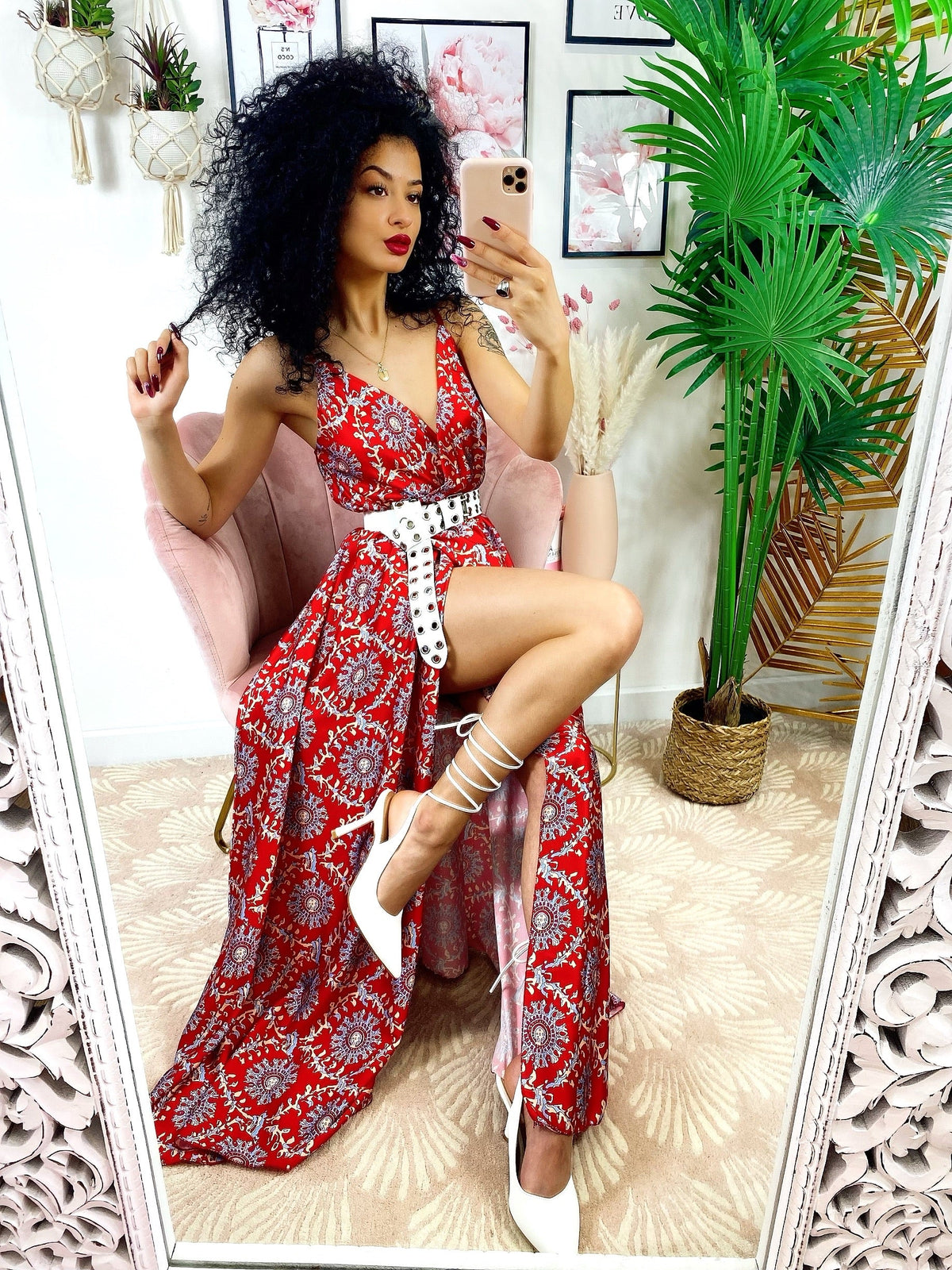 Abito con maxi spacco rosso con ricami