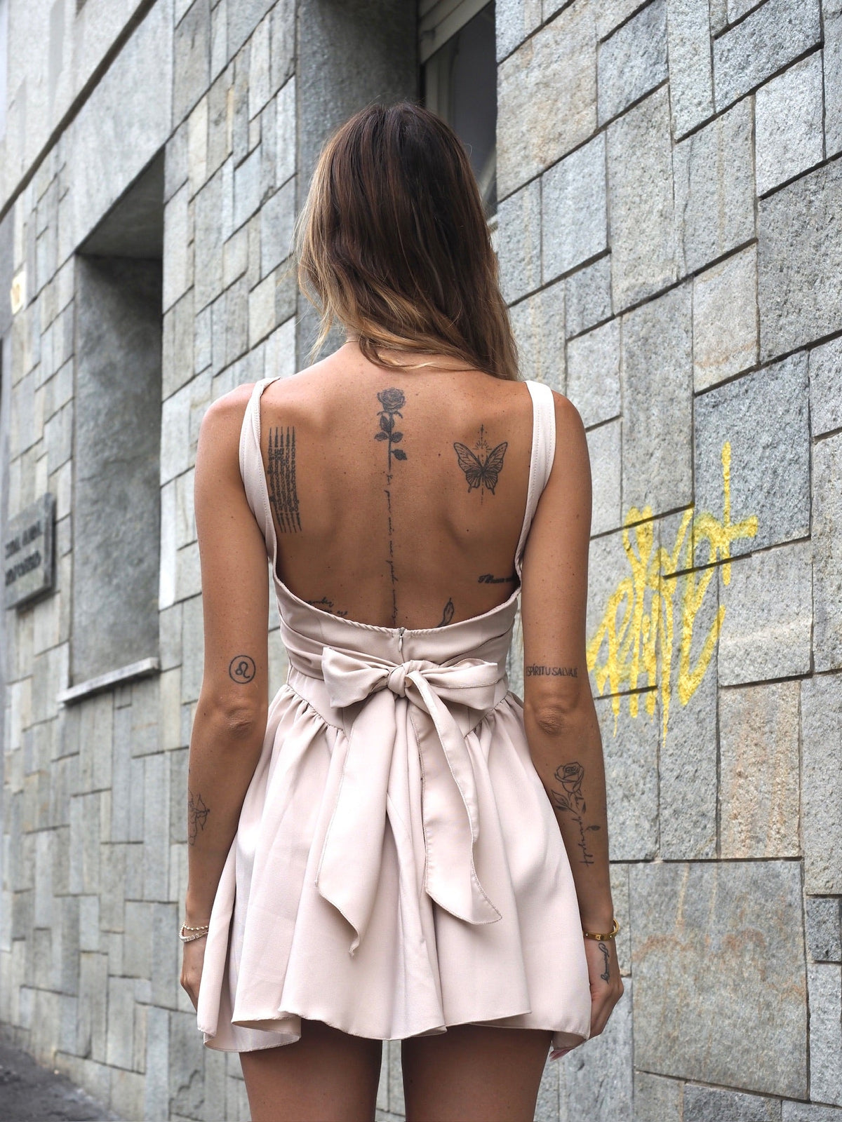 Abito beige schiena aperta e fiocco