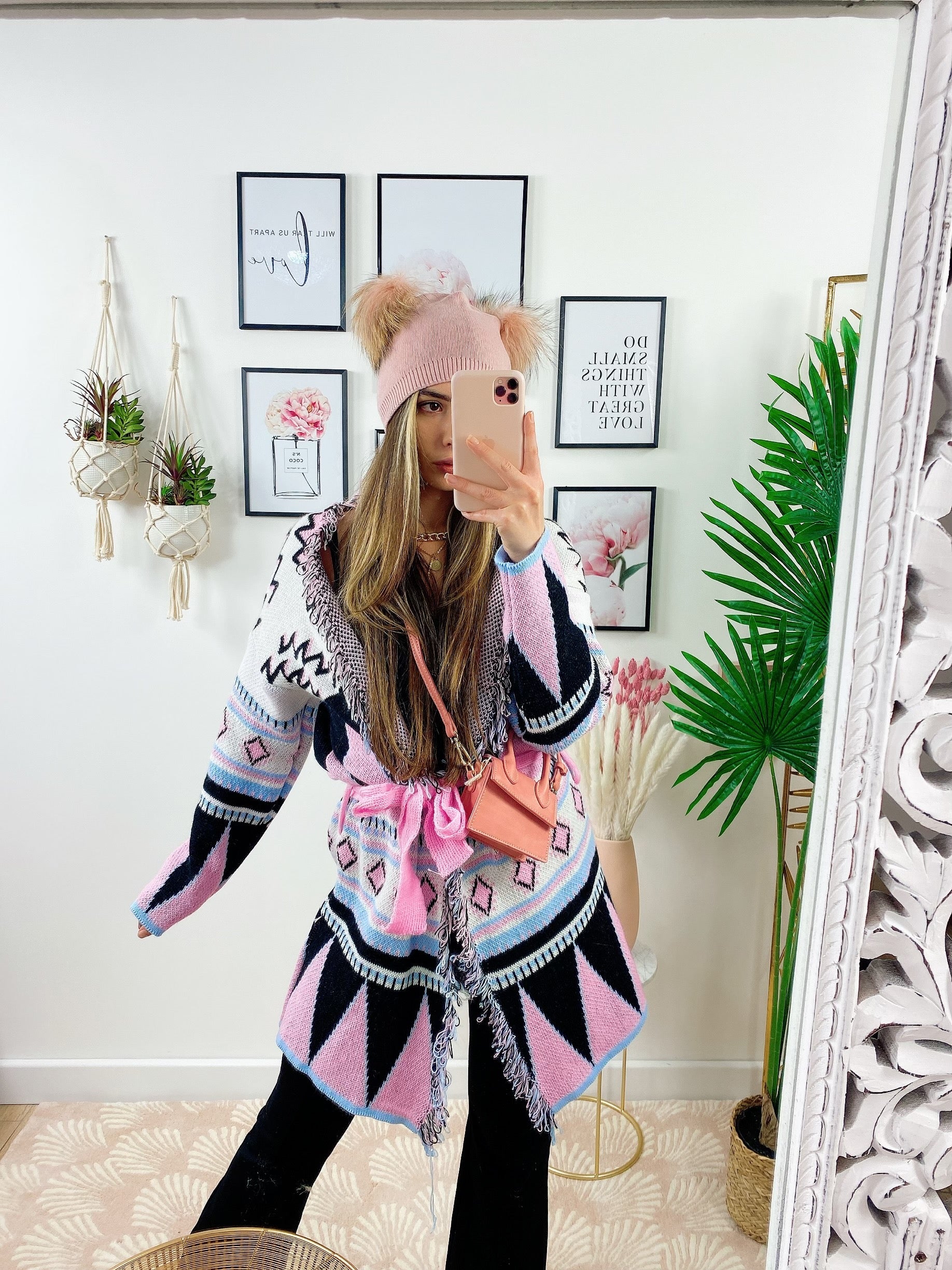 Cardigan rosa con frange e cinta