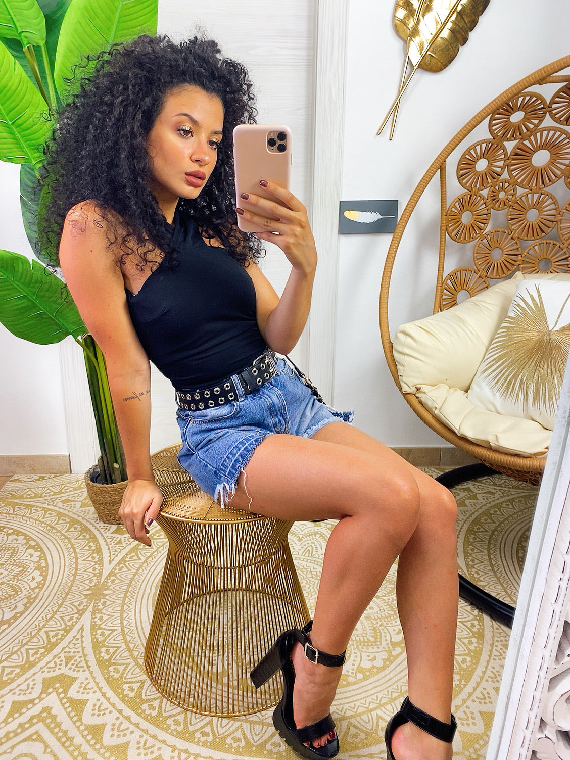 Short jeans con strappini asimmetrico