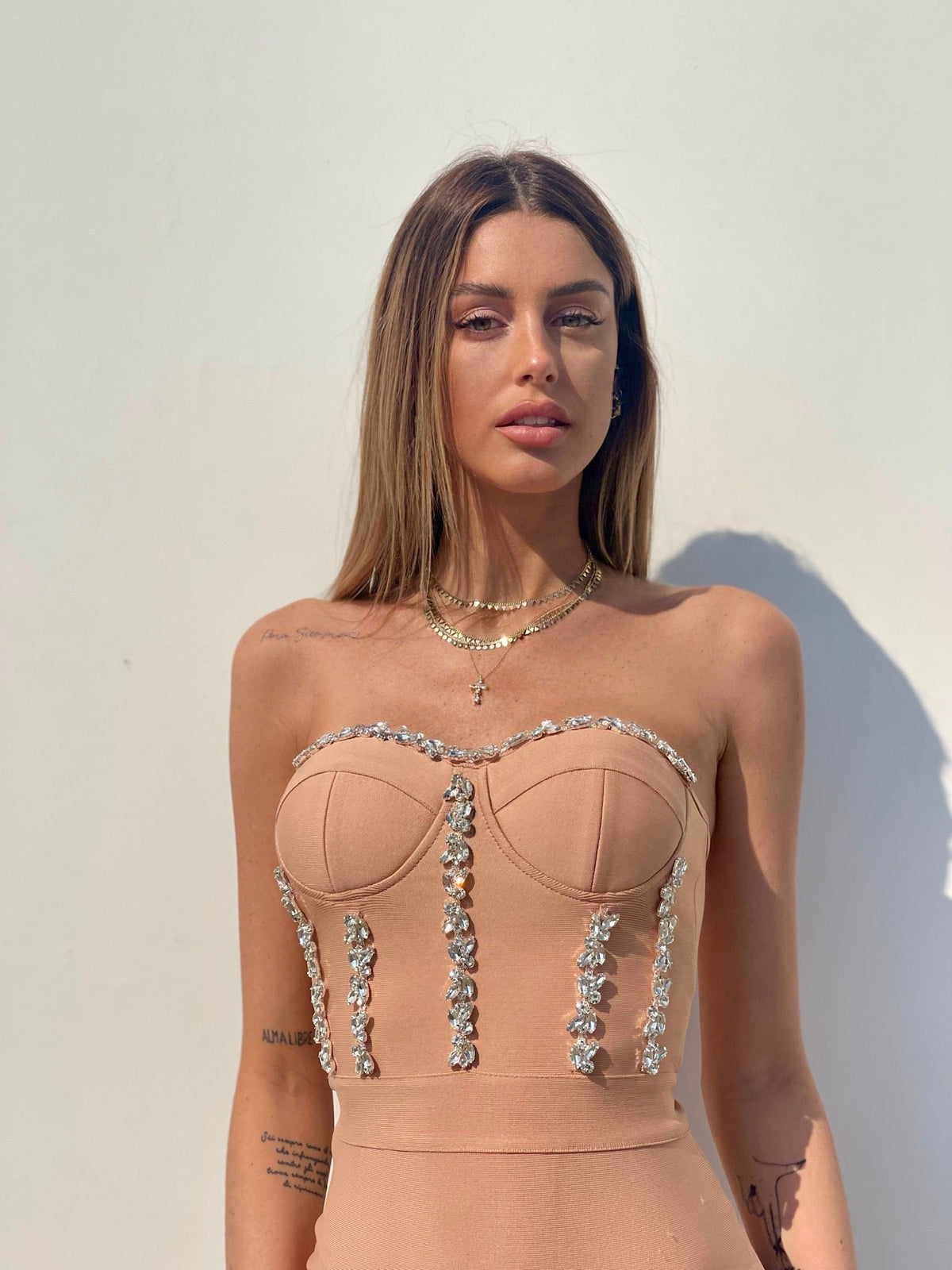 Abito bustier nude con strass