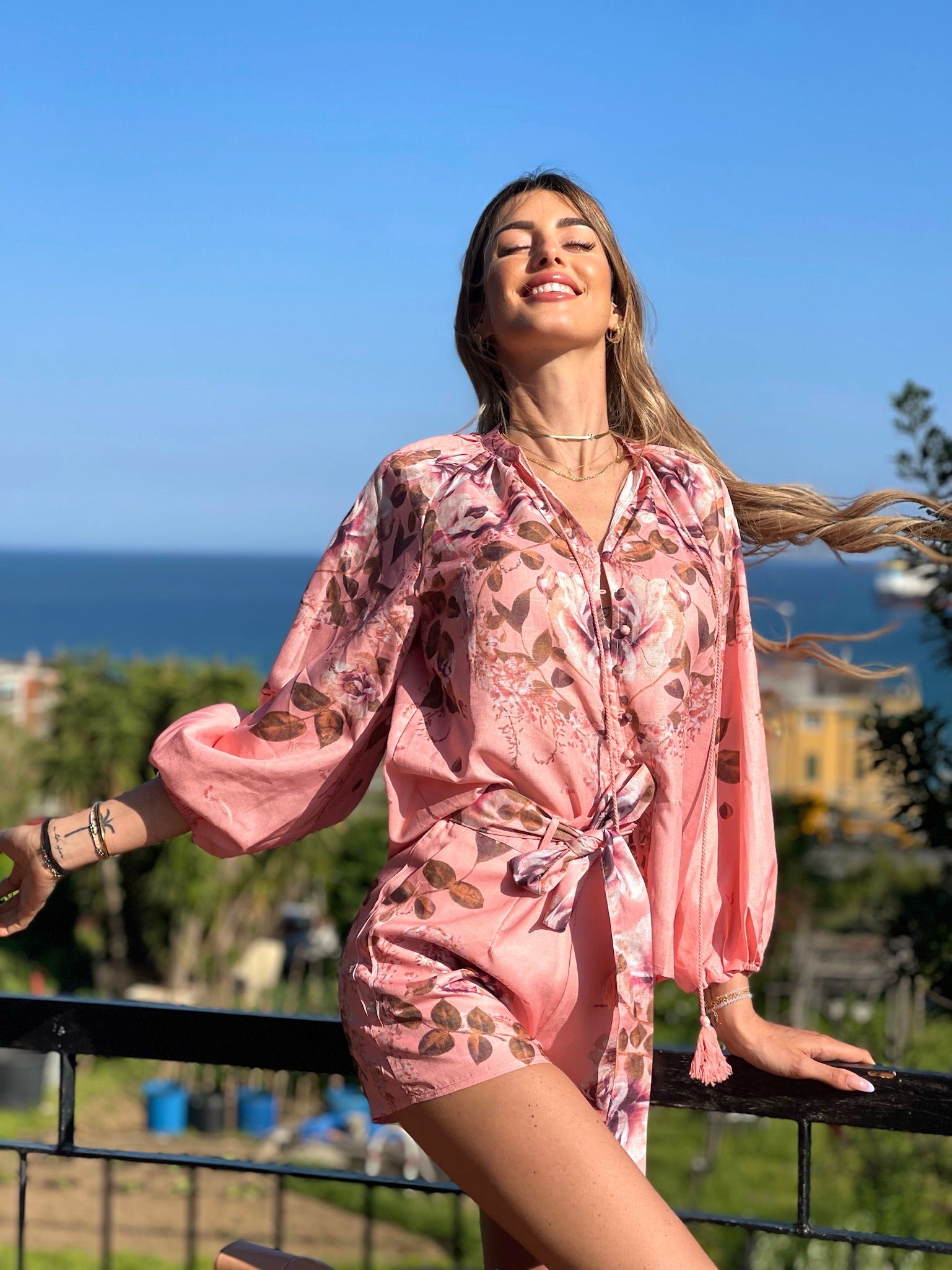 Completo short e camicia fiorata rosa