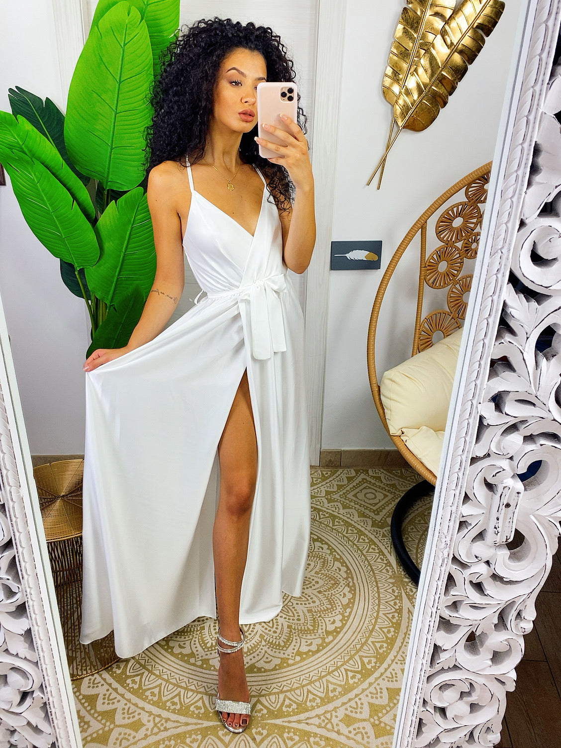 Abito in raso con maxi spacco bianco