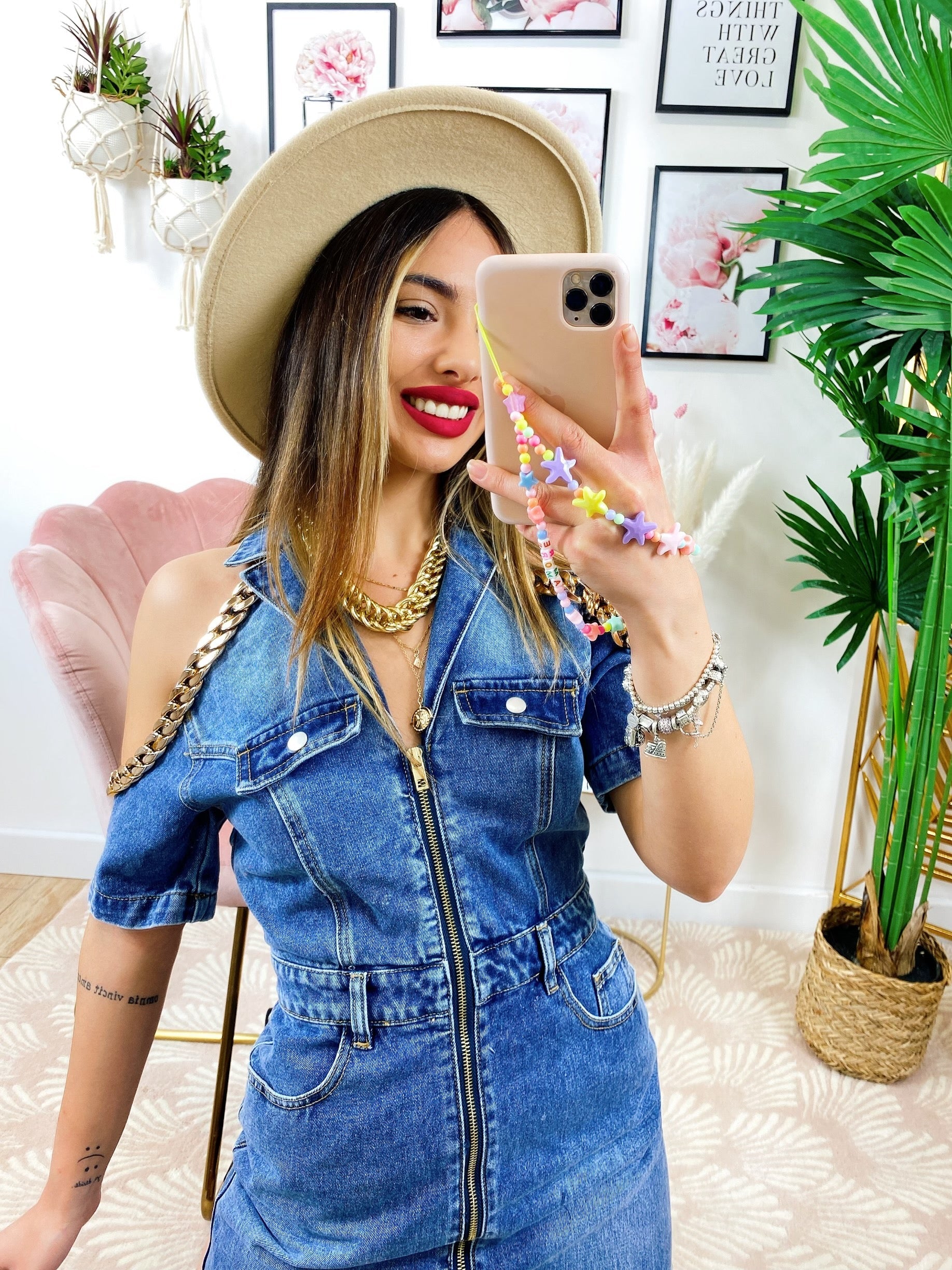 Abito di jeans con catena