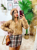 Maglione a trecce camel, bottoni gioiello
