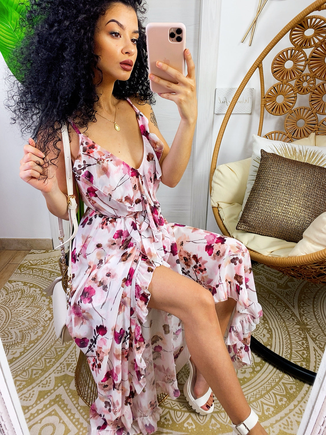 Abito con gonna asimmetrica e fiorellini rosa