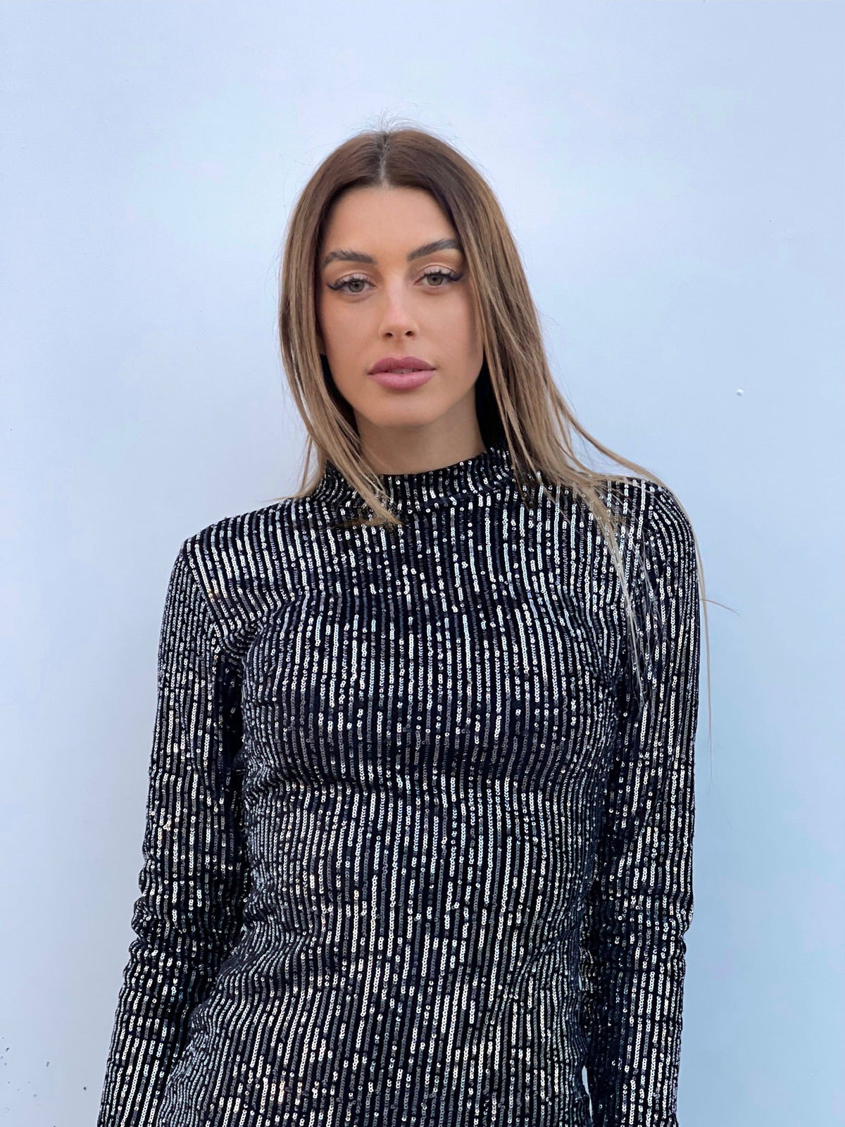 Abito schiena aperta in paillettes argento