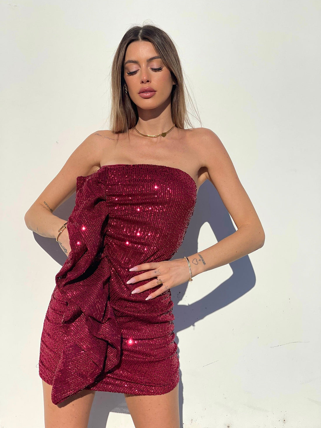 Abito Bordeaux con paillettes e maxi Rouches