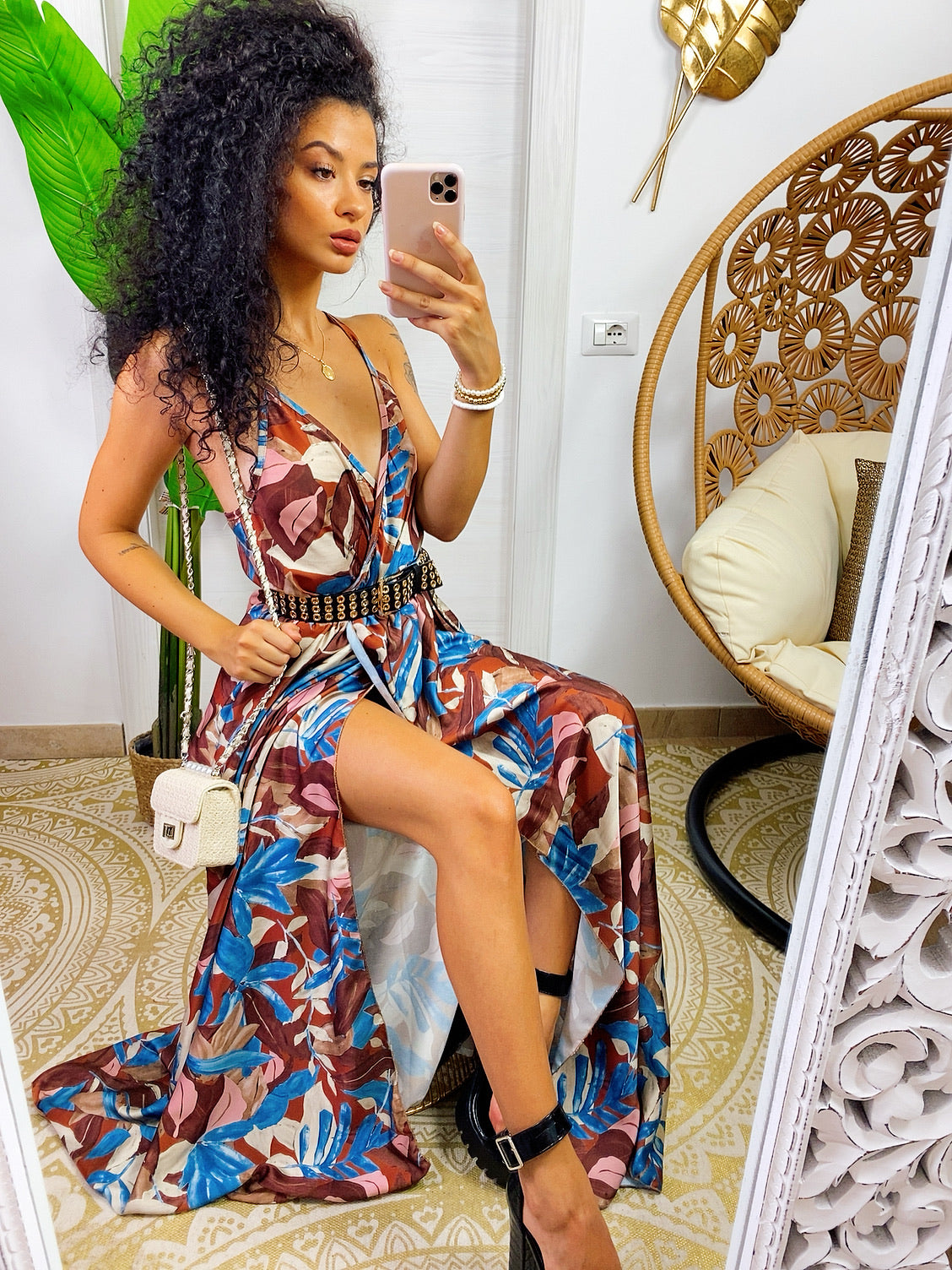 Abito in raso floreale con maxi spacco con foglie