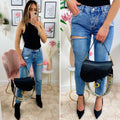 Jeans con spacco e spille