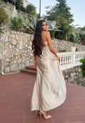 Abito in raso beige con spacco