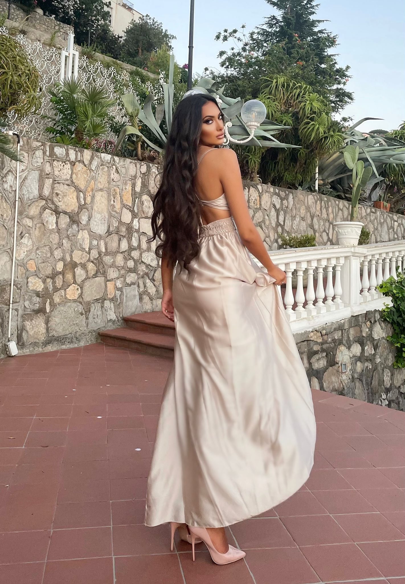Abito in raso beige con spacco
