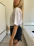 T-shirt bianca con cuore e strass