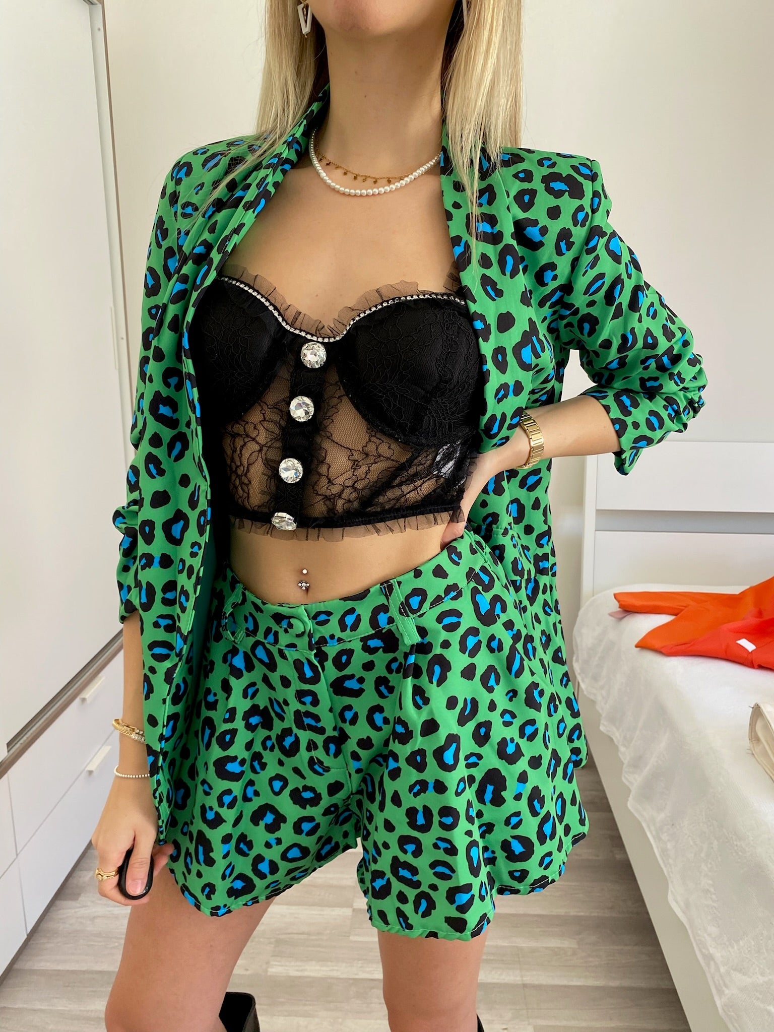 Bralette in pizzo con bottoni gioiello nera