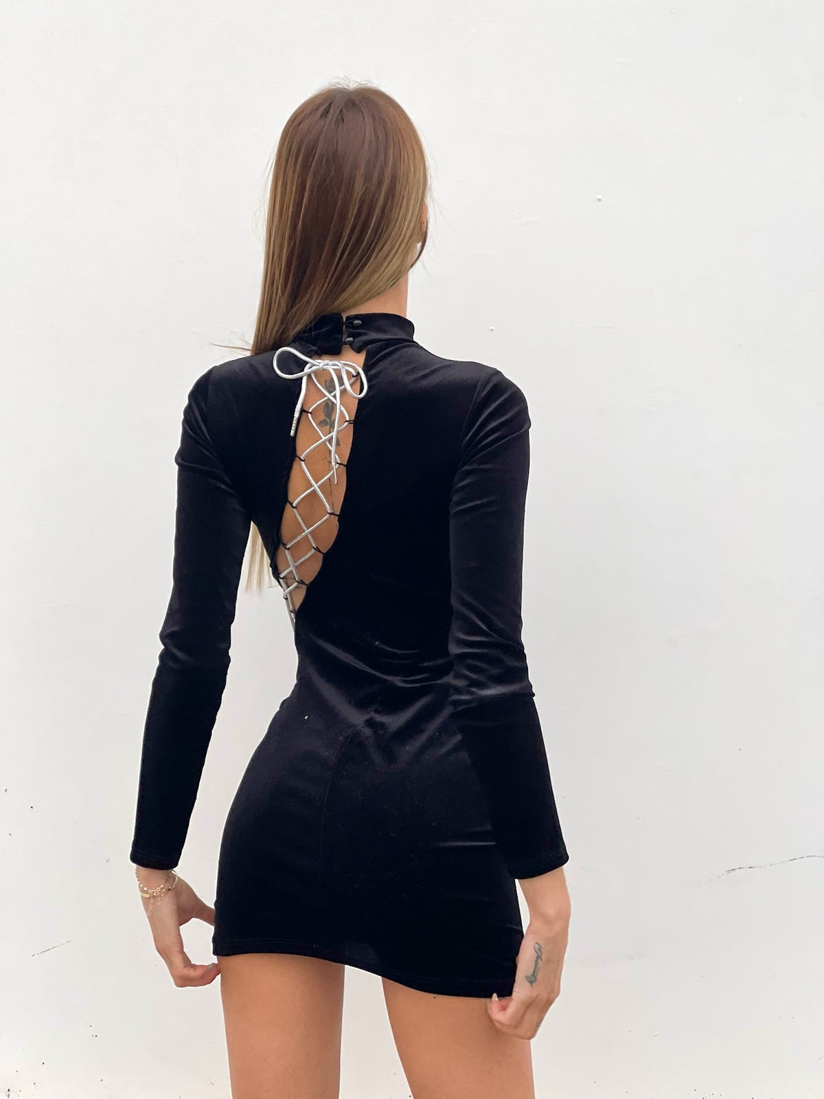 Abito velvet nero con stringhe alte