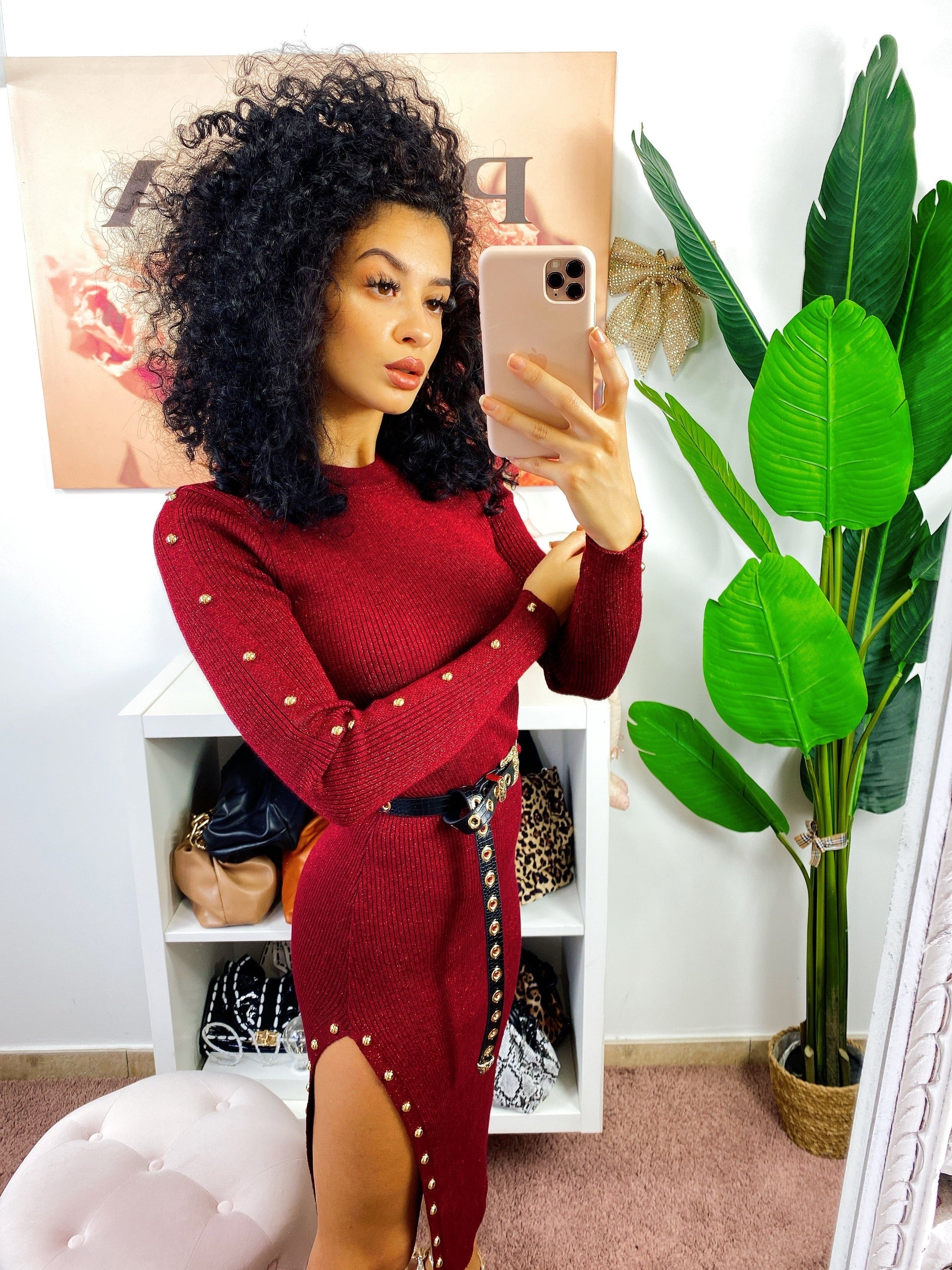 Abito midi Bordeaux con borchie e spacco