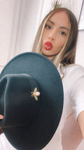 Cappello nero con ape