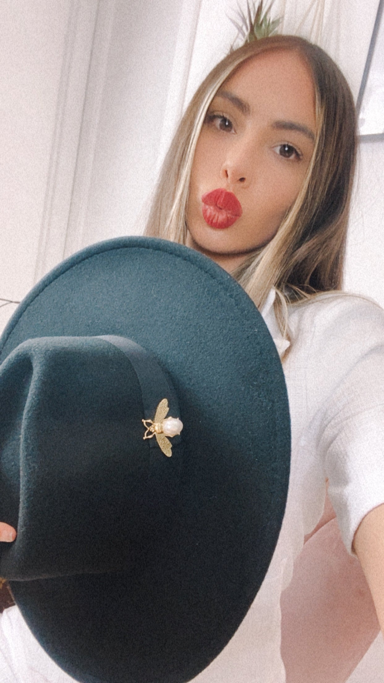 Cappello nero con ape