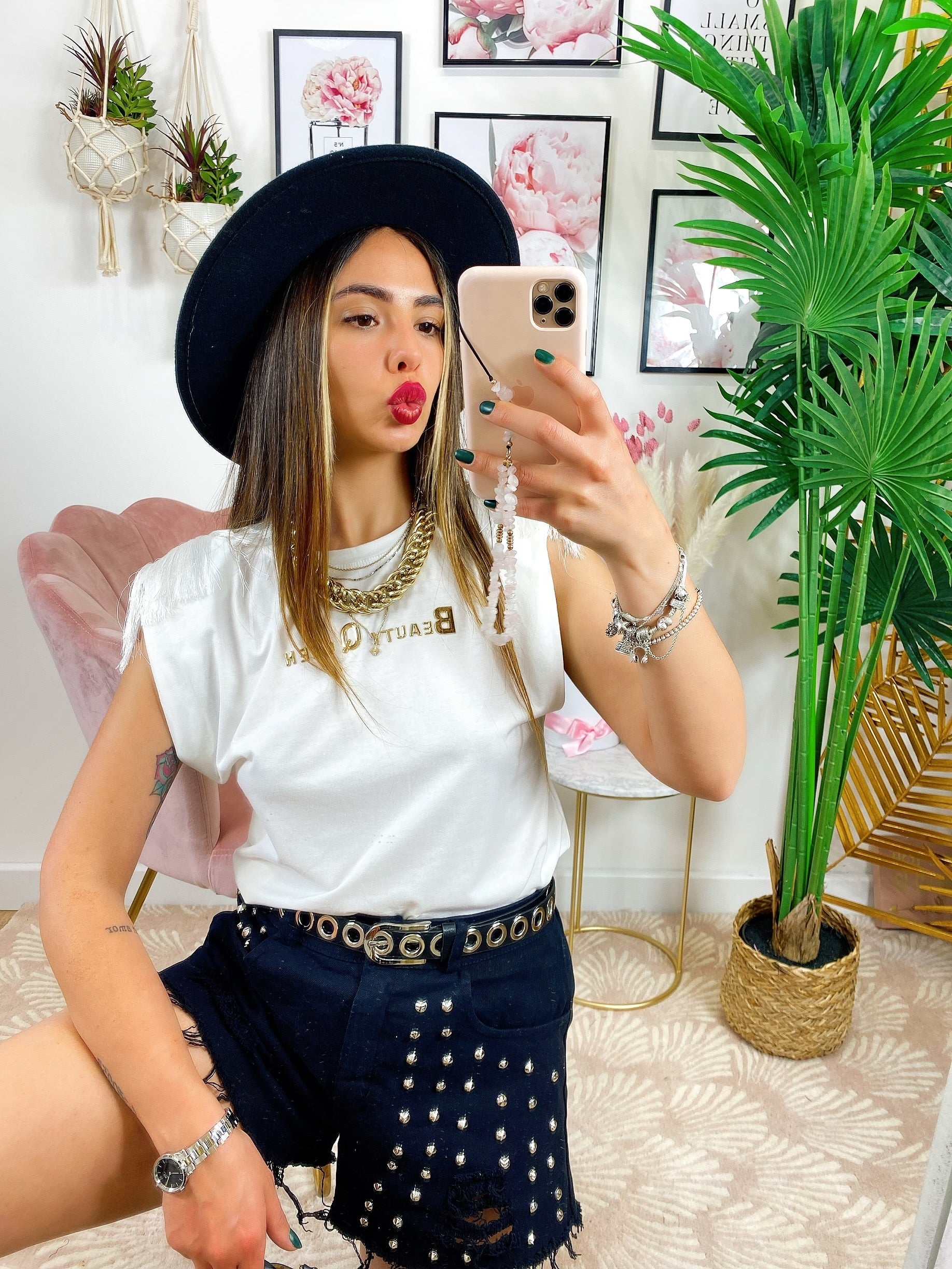 Short sfrangiato con borchie