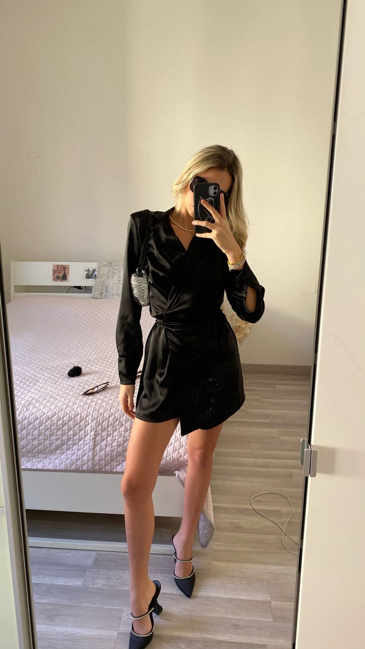 Abito in raso nero con cinturino