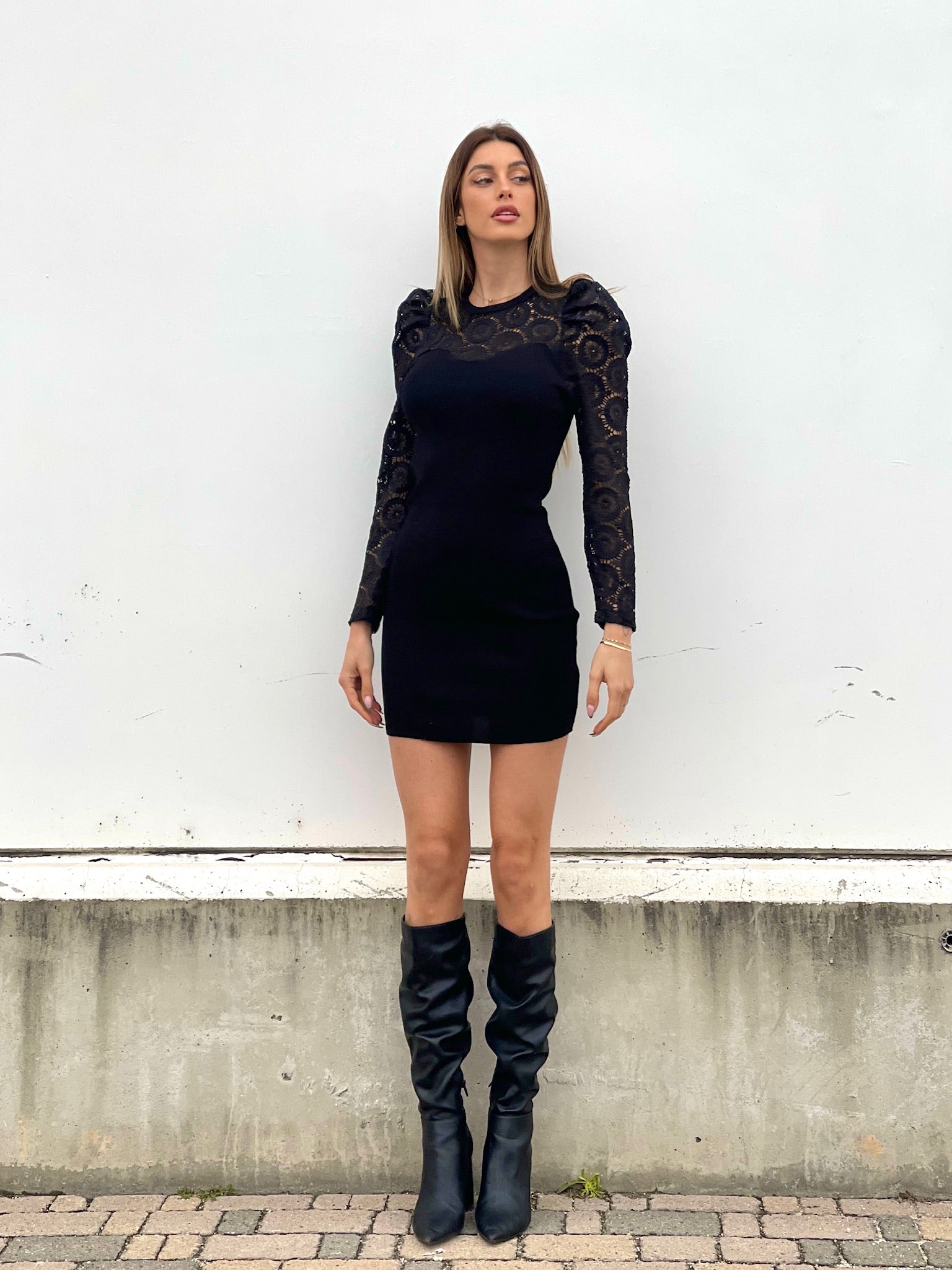 Abito nero con maniche in pizzo