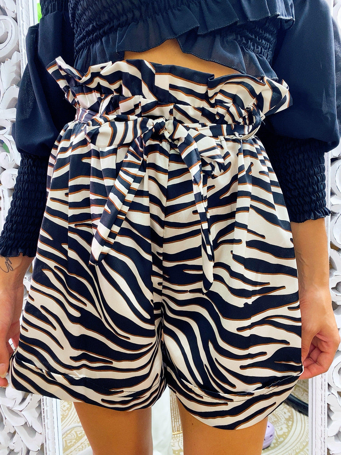 Short zebrato con fiocco
