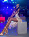 Abito con paillettes e piume
