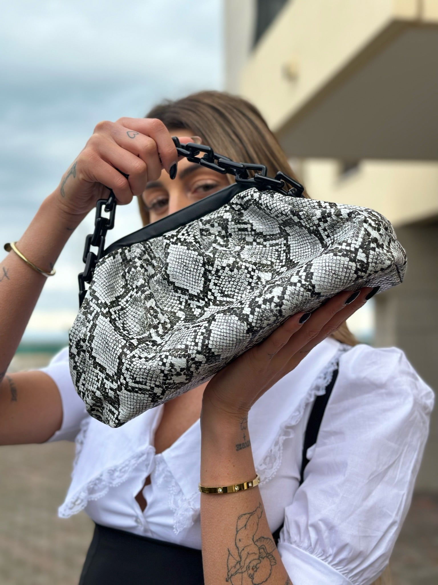 Pochette a mano con catena