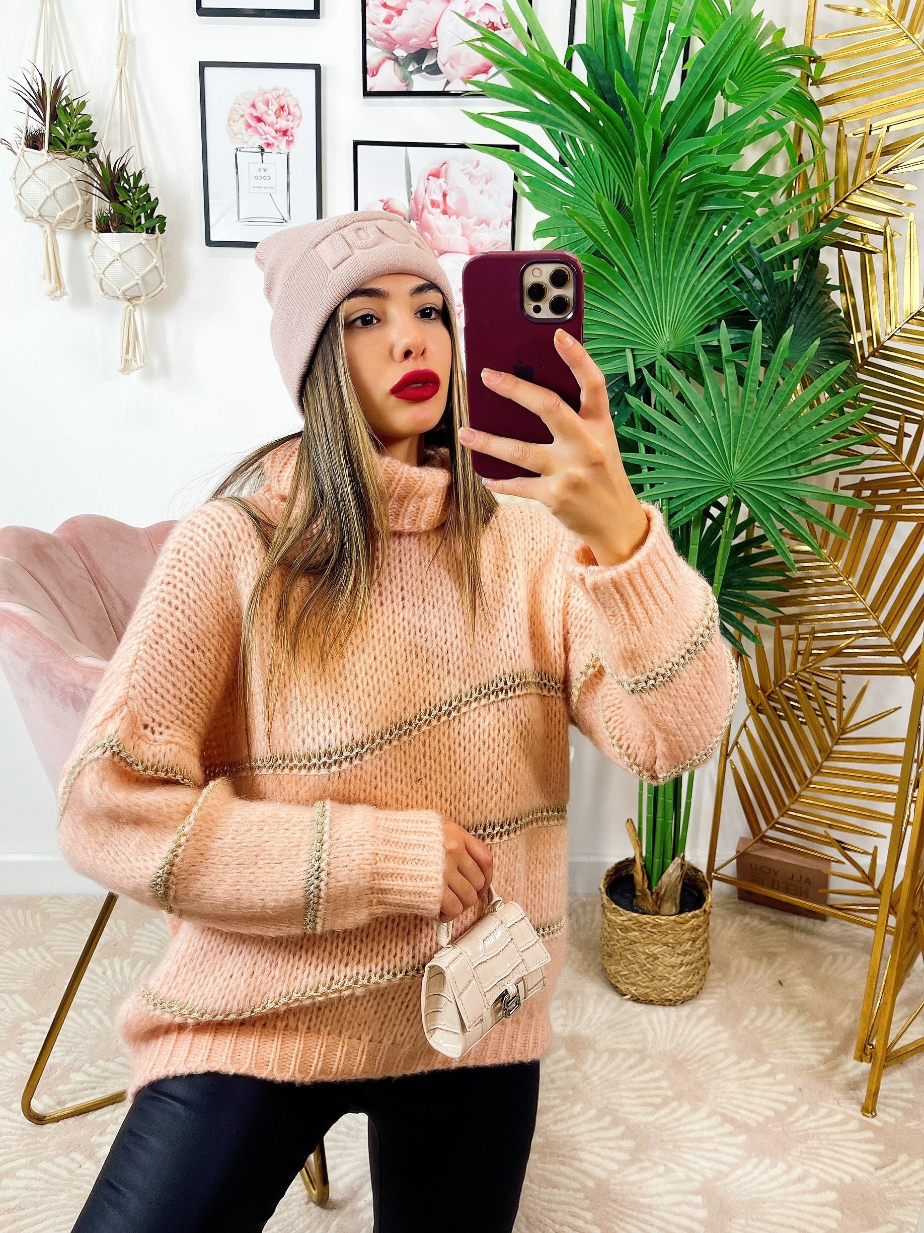Maglione a collo alto rosa dettaglio oro